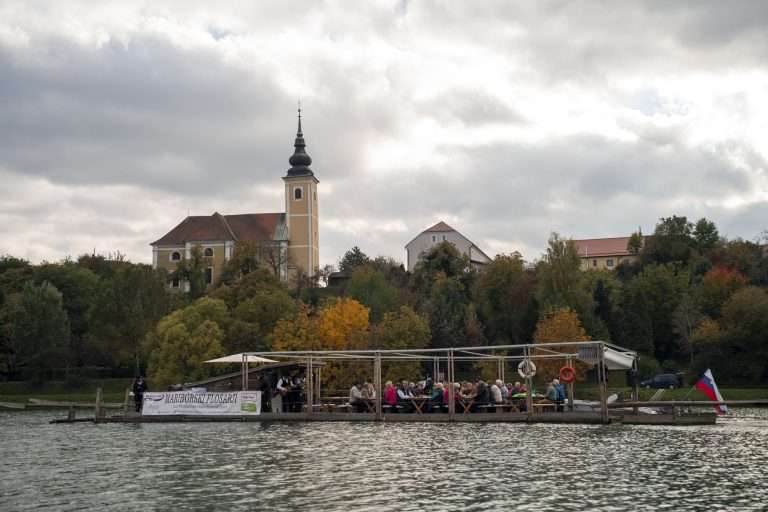 Splavarjenje na Dravi v Mariboru
